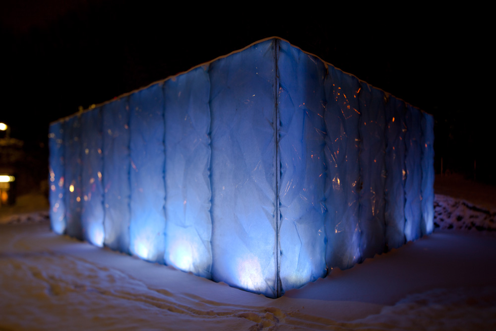 Eisblock im Schnee abends